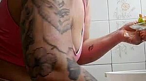 vou chamar o vizinho pra almoçar aqui, coloquei um shorts bem apertado que racha a buceta