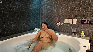 estou toda molhada na hidro me divertindo com o amigo do meu corno enquanto ele trabalha