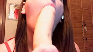 ma che fai con quella figa di gomma? tua madre ti insegna a masturbarti con fighe vere e finte