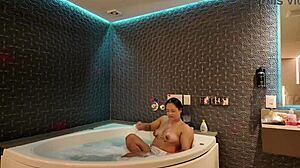 estou toda molhada na hidro me divertindo com o amigo do meu corno enquanto ele trabalha