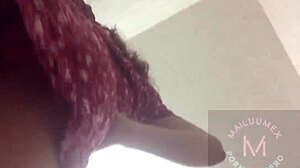 Bajo La Falda De Mi Vecinita!