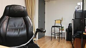 Dayanara Gives Footjob