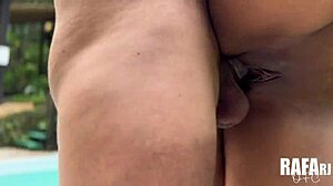 Me chamou para limpar a piscina mas queria minha rola grande e grossa na boca