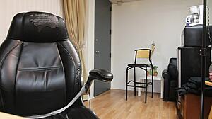 Dayanara Gives Footjob