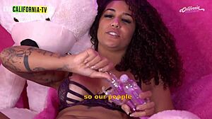 uma morena gostosa e com muito tesão ficou completamente satisfeita com seus brinquedos eróticos