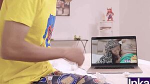 mi madrastra ebony de enormes tetas me descubre viendo sus videos porno