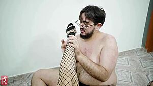 Footslave submisso podólatra serves milf pornstar backstage with footjob action!