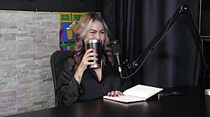 você já fez várias ménage? a personalidade dela me atrai, estranhei porque não estava sendo comida, como começou? - vicky menage sheer red