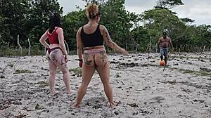 Batendo bola no capinho com meu vizinho perdemos o cusinho. Sensual bedroom licking and rough interracial anal creampie with tall Brazilian babe.