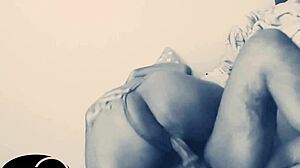 Gosta de comer com calcinha sentando gostoso e deixando pau cremoso!