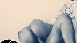 Gosta de comer com calcinha sentando gostoso e deixando pau cremoso!