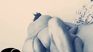 Gosta de comer com calcinha sentando gostoso e deixando pau cremoso!