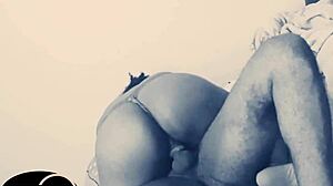 Gosta de comer com calcinha sentando gostoso e deixando pau cremoso!