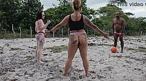 Batendo bola no capinho com meu vizinho perdemos o cusinho. Sensual bedroom licking and rough interracial anal creampie with tall Brazilian babe.