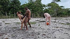 Batendo bola no capinho com meu vizinho perdemos o cusinho. Sensual bedroom licking and rough interracial anal creampie with tall Brazilian babe.