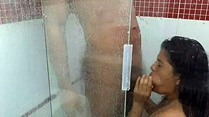 mi madrastra entra mientras me ducho y acabamos follando en la ducha con su gran culo