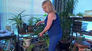 I take off clothes to play with sexy mature pussy