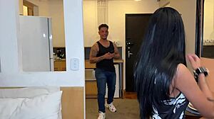 trair minha namorada com o vizinho bem dotado enquanto ela assiste gemendo de tesão