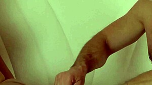 mary si fa strappare le calze