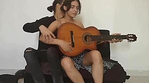 clases de guitarra con mi hermanastro terminan en masturbacion y follada dura