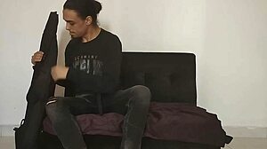 clases de guitarra con mi hermanastro terminan en masturbacion y follada dura
