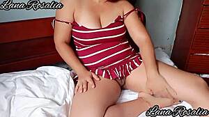 sexy gordibuena latina tocando sus grandes tetas y su vagina