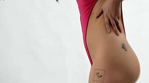 Omg Round Butt Perfection With Puffy Pussy! This Amazing Girl Shows Off In Gym Workout!