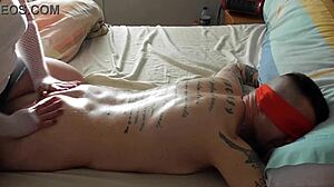 mi hermanastra chupa mi polla con aceite en lencería sensual