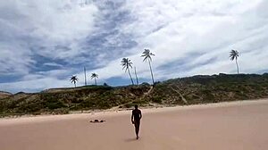 eu e minha amiga tiramos o biquíni na praia da bahia e demos pra todos os machos lá 😏🏖️