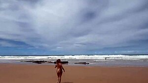 eu e minha amiga tiramos o biquíni na praia da bahia e demos pra todos os machos lá 😏🏖️
