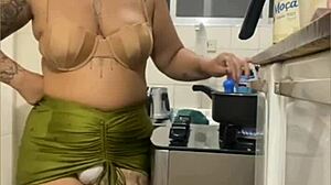 Fazendo Live Na Cozinha De Mini Saia Mostrando A Buceta Gorda