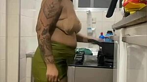 Fazendo Live Na Cozinha De Mini Saia Mostrando A Buceta Gorda