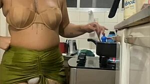 Fazendo Live Na Cozinha De Mini Saia Mostrando A Buceta Gorda