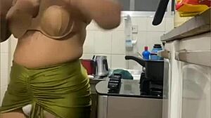 Fazendo Live Na Cozinha De Mini Saia Mostrando A Buceta Gorda