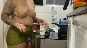 Fazendo Live Na Cozinha De Mini Saia Mostrando A Buceta Gorda
