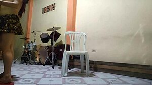 Madrastra tetona con trenzas seduce a hijastro atletico para follarlo montando su polla!