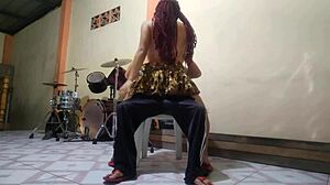 Madrastra tetona con trenzas seduce a hijastro atletico para follarlo montando su polla!