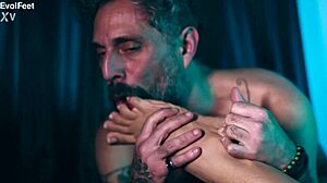 I would love to have a boy who likes to have fun with my feet! Worship my sexy latina toes and heels now!