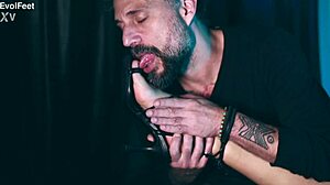 I would love to have a boy who likes to have fun with my feet! Worship my sexy latina toes and heels now!