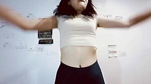 mi esposo contrata entrenadora que me hace sudar en el gym