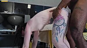 EU COMI A MIGA DA MINHA MULHER SEM CAMISINHA ENQUANTO ELA FOI AO MERCADO!