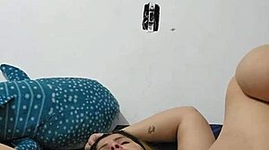 Bate siririca solo pussy play natural tits thinking of husband's friend