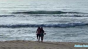 praia argentina safada engole piroca e implora pika na buceta molhada