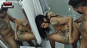 filmei meu amigo arrombando a namorada no banheiro!