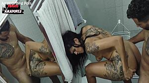 filmei meu amigo arrombando a namorada no banheiro!