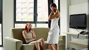 leile smith licks and fingers kira zen's pussy