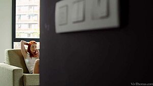 leile smith licks and fingers kira zen's pussy