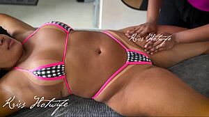 minha buceta no bikini fez massagista louca de tesao topless