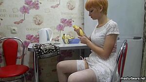 赤毛娘がバナナをキツマン深く突っ込んでガチイキ噴射