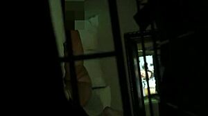 أم زوجة تسرق ديلدو لنشوتها السرية المخفية